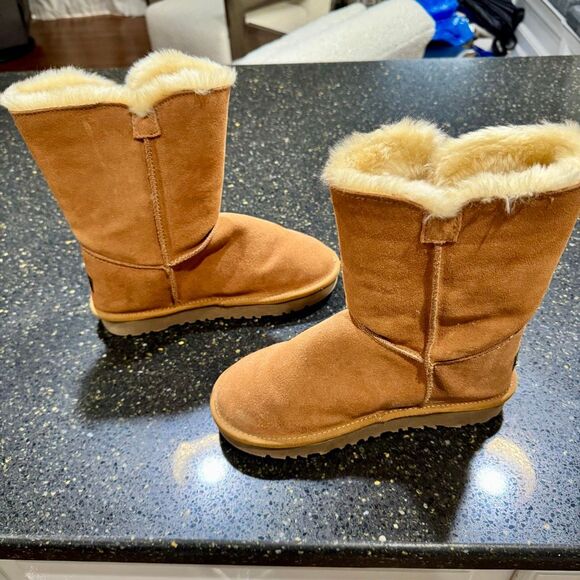 UGG Classic Short Bailey Button Boot. Size 7. - Picture 6 of 9